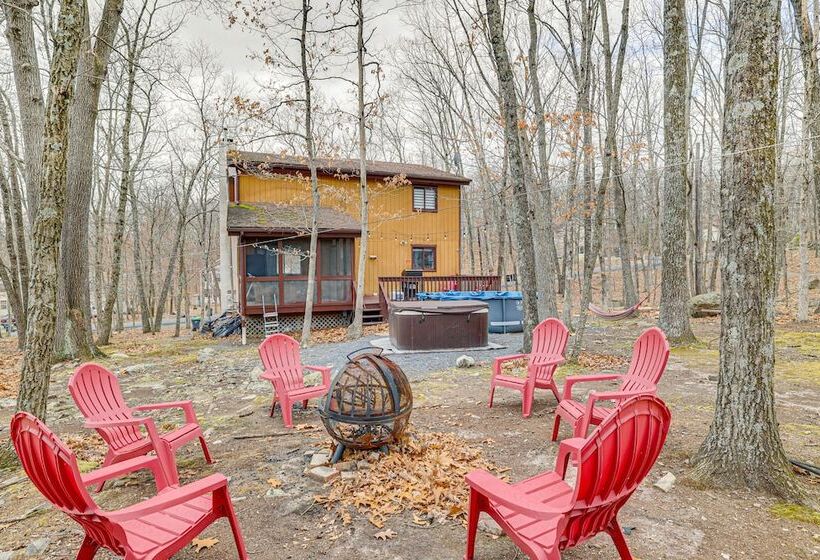 Hot Tub & Game Room: Poconos Home Near Hiking