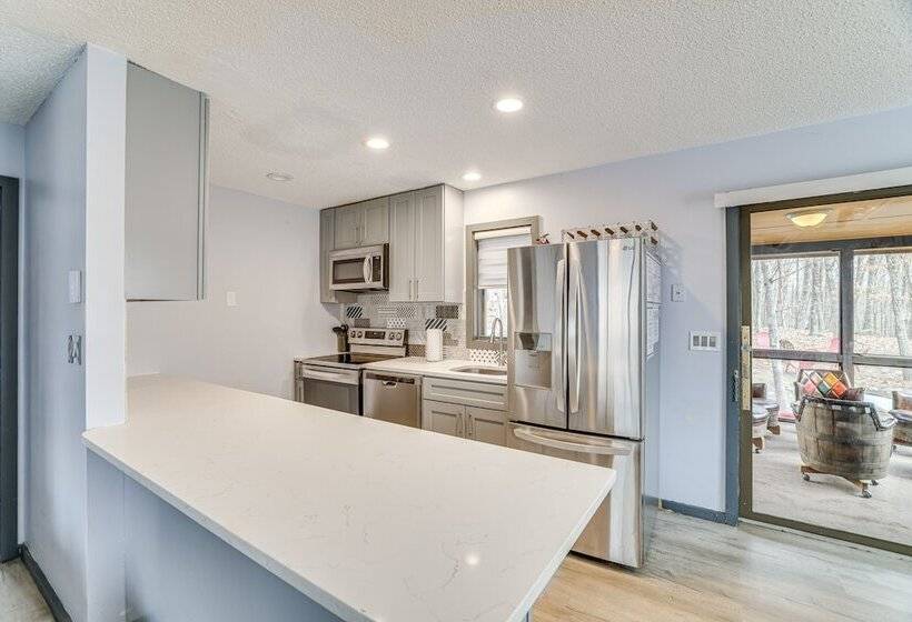 Hot Tub & Game Room: Poconos Home Near Hiking