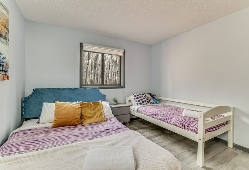 Hot Tub & Game Room: Poconos Home Near Hiking