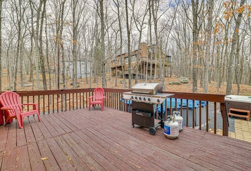 Hot Tub & Game Room: Poconos Home Near Hiking