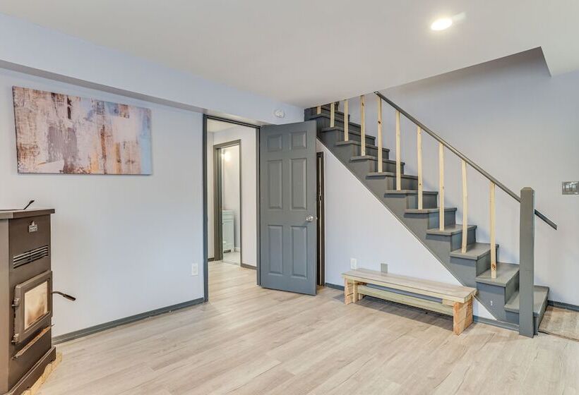 Hot Tub & Game Room: Poconos Home Near Hiking