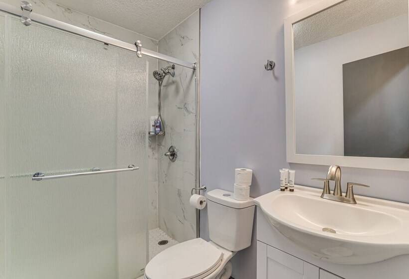 Hot Tub & Game Room: Poconos Home Near Hiking