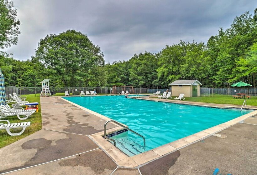 Family Friendly Albrightsville Cabin: Deck & Views