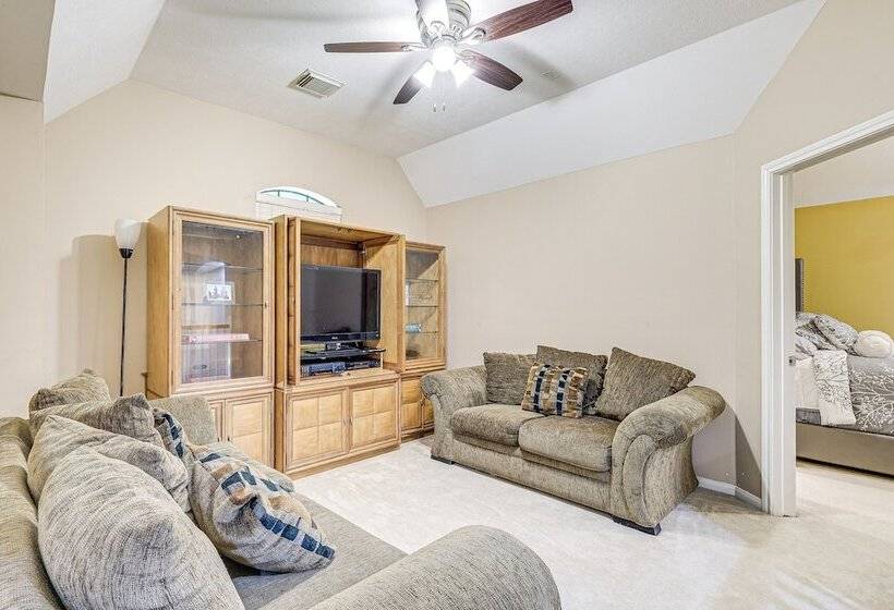 Family Friendly Houston Home In Quiet Neighborhood
