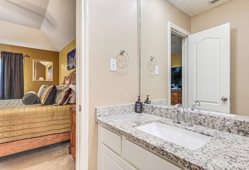 Family Friendly Houston Home In Quiet Neighborhood