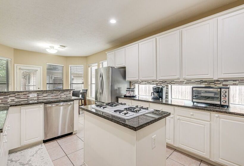 Family Friendly Houston Home In Quiet Neighborhood