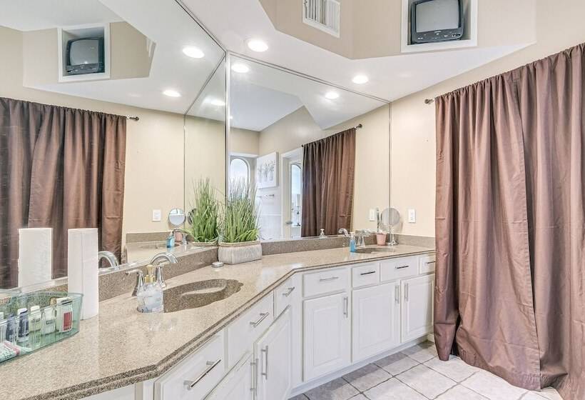 Family Friendly Houston Home In Quiet Neighborhood