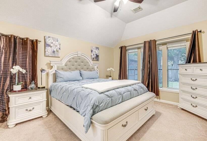 Family Friendly Houston Home In Quiet Neighborhood