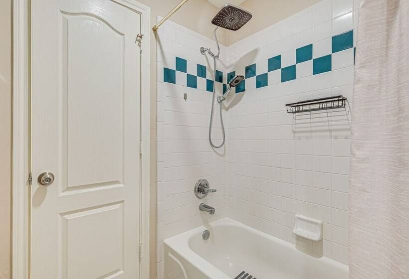 Family Friendly Houston Home In Quiet Neighborhood