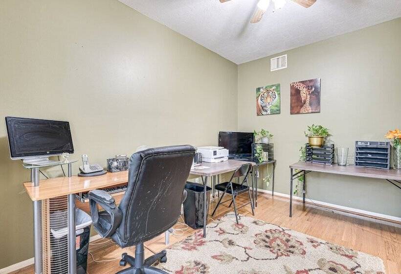 Family Friendly Houston Home In Quiet Neighborhood