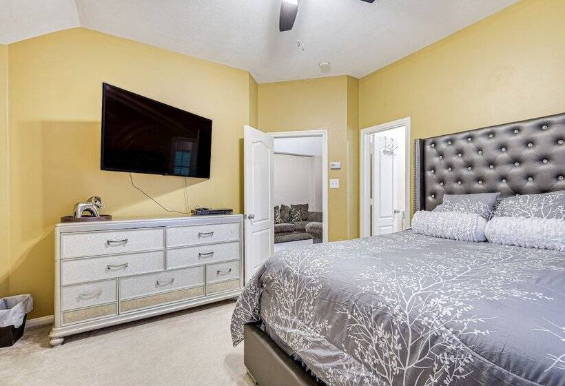 Family Friendly Houston Home In Quiet Neighborhood