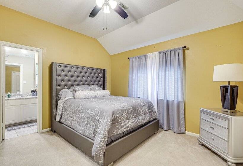 Family Friendly Houston Home In Quiet Neighborhood