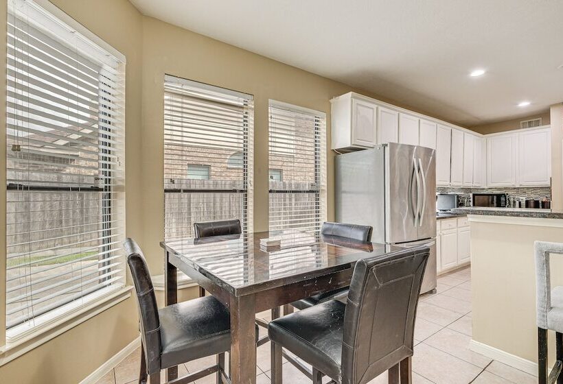 Family Friendly Houston Home In Quiet Neighborhood