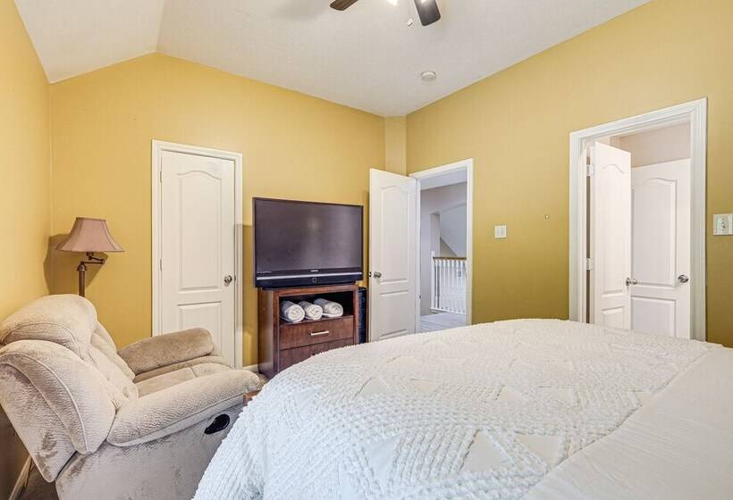 Family Friendly Houston Home In Quiet Neighborhood