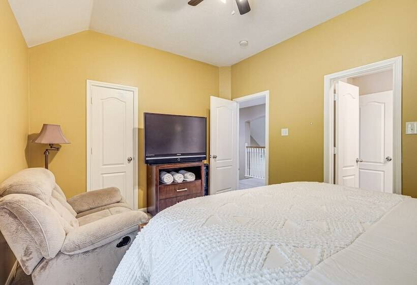 Family Friendly Houston Home In Quiet Neighborhood