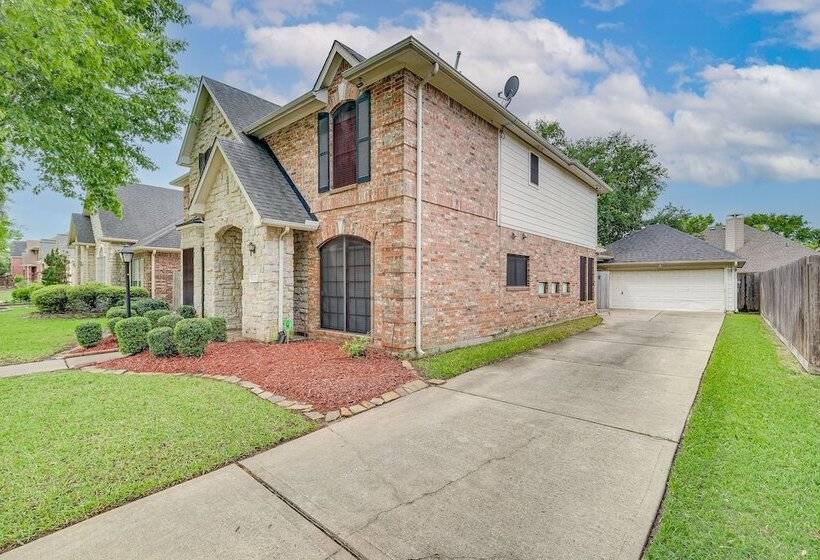 Family Friendly Houston Home In Quiet Neighborhood