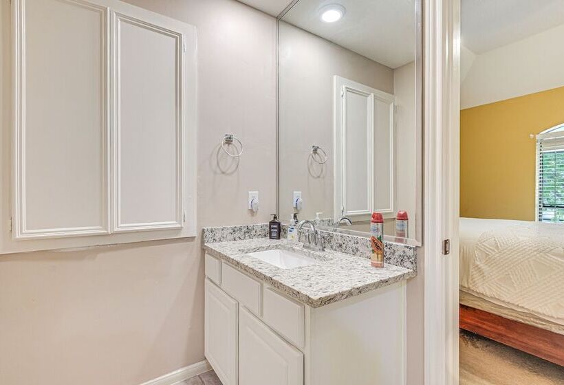 Family Friendly Houston Home In Quiet Neighborhood