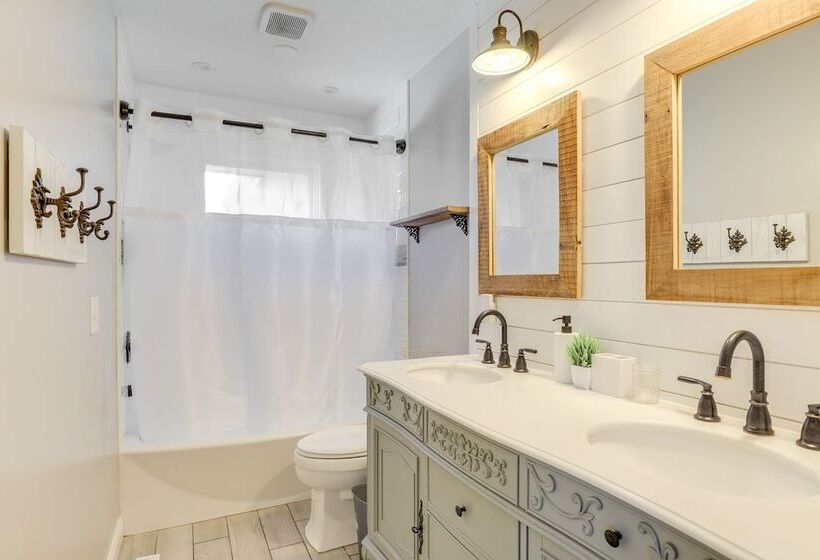 Family Friendly Lincoln Home W/ Sandbox & Grill!