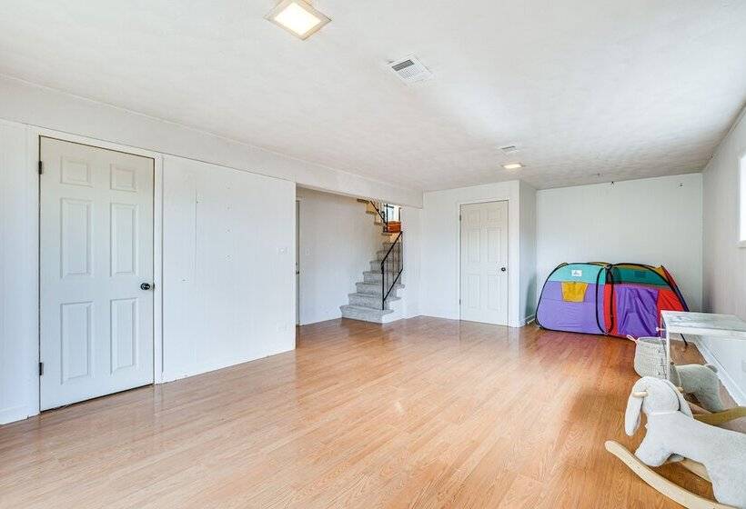 Family Friendly Villa Park Home: 16 Mi To Chicago!