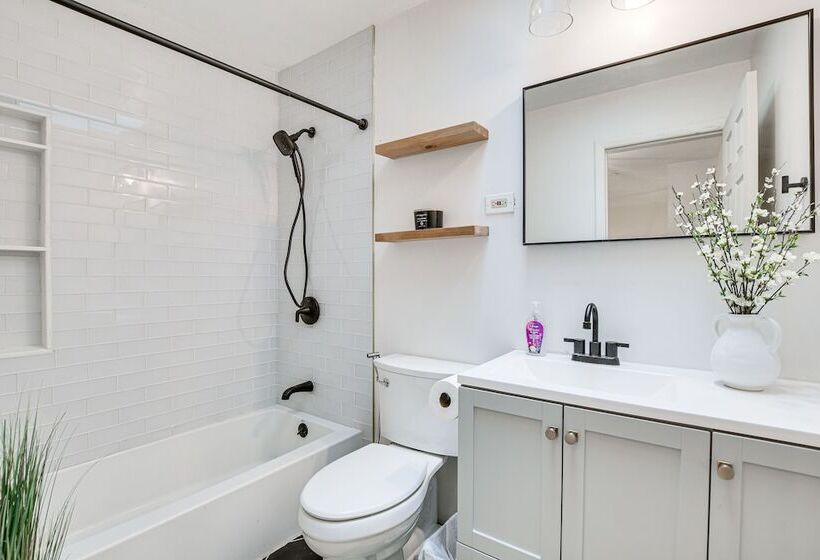 Family Friendly Villa Park Home: 16 Mi To Chicago!