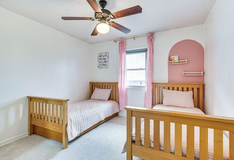 Family Friendly Villa Park Home: 16 Mi To Chicago!