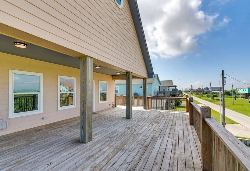 Family Retreat W/ Deck   Walk To Crystal Beach!