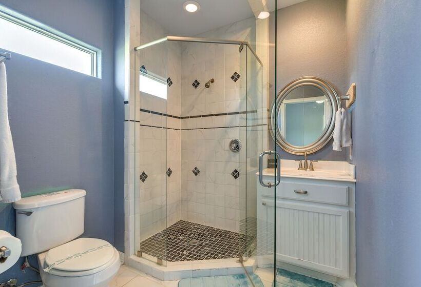 Family Retreat W/ Deck   Walk To Crystal Beach!