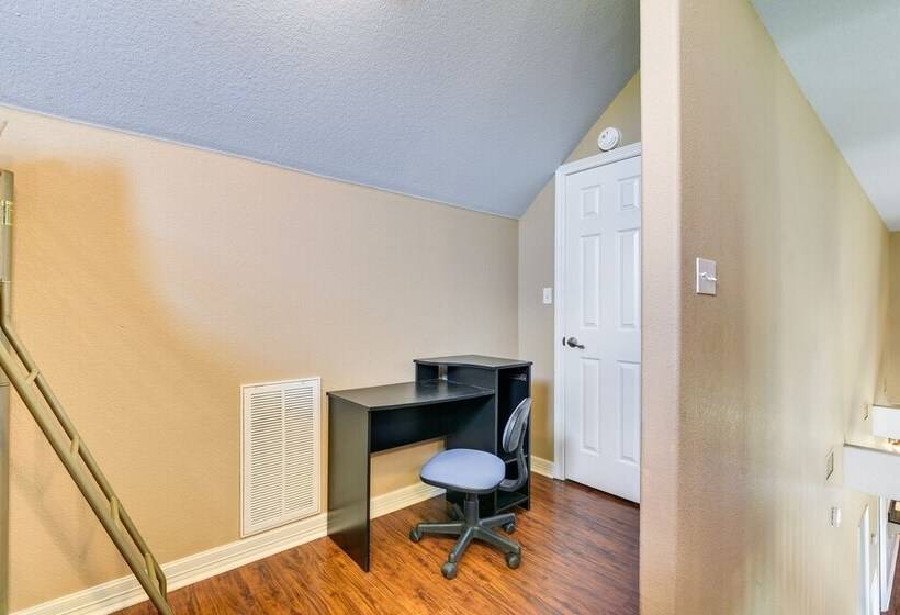 Family Retreat W/ Deck   Walk To Crystal Beach!