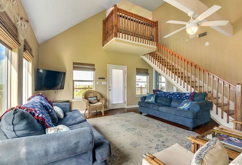 Family Retreat W/ Deck   Walk To Crystal Beach!