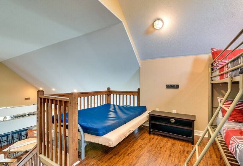 Family Retreat W/ Deck   Walk To Crystal Beach!