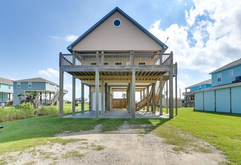 Family Retreat W/ Deck   Walk To Crystal Beach!