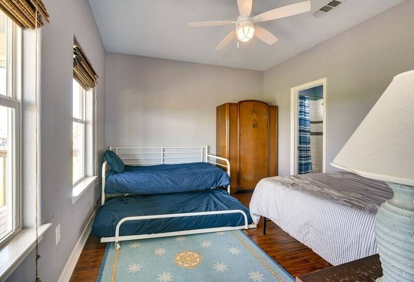 Family Retreat W/ Deck   Walk To Crystal Beach!