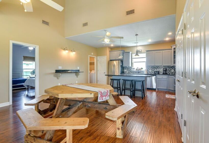 Family Retreat W/ Deck   Walk To Crystal Beach!