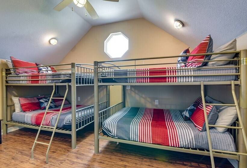 Family Retreat W/ Deck   Walk To Crystal Beach!