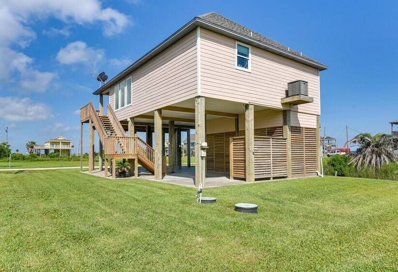 Family Retreat W/ Deck   Walk To Crystal Beach!