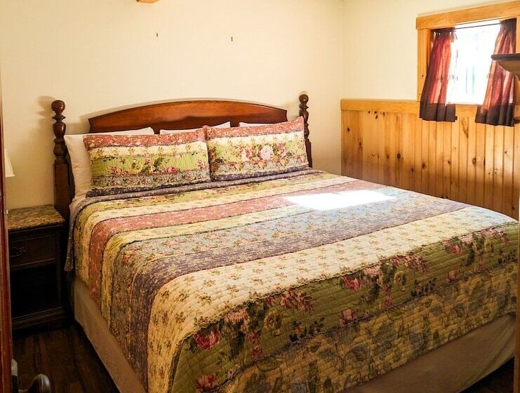 Hinckley's Dreamwood Cottages