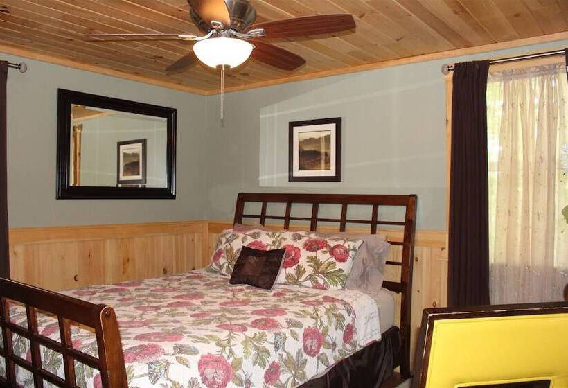 Hinckley's Dreamwood Cottages