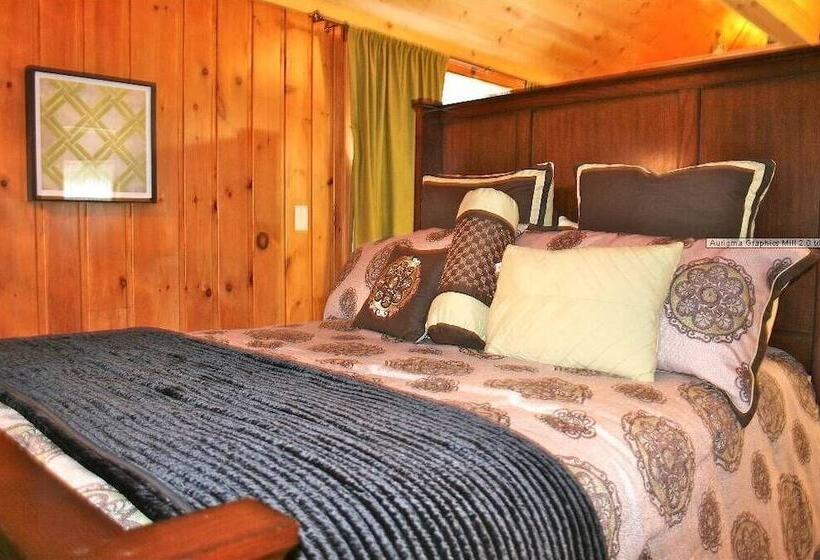 Hinckley's Dreamwood Cottages