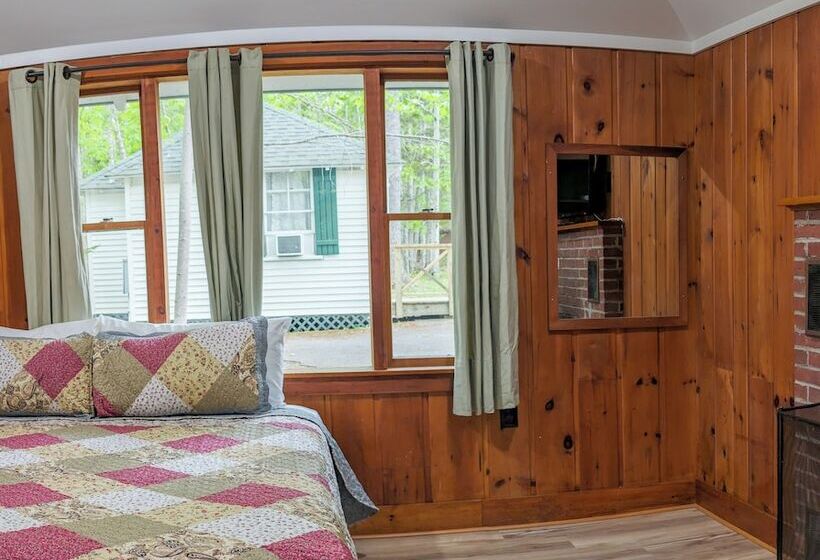 Hinckley's Dreamwood Cottages