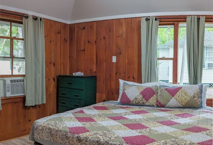 Hinckley's Dreamwood Cottages