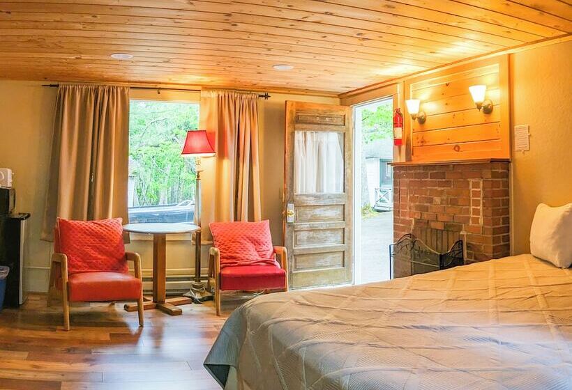 Hinckley's Dreamwood Cottages