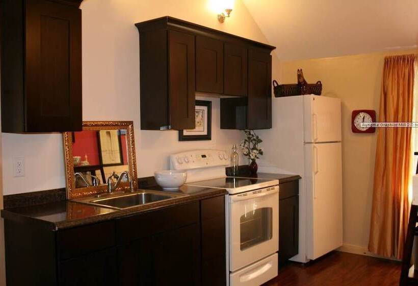 Hinckley's Dreamwood Cottages