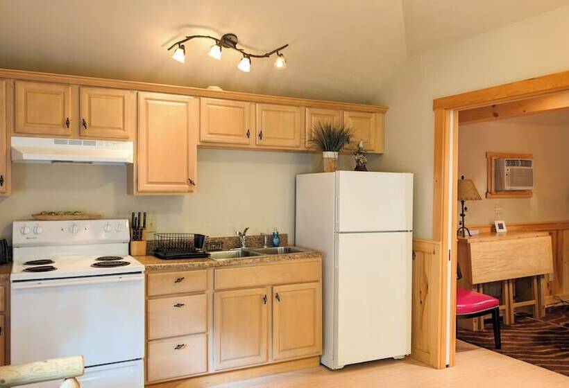 Hinckley's Dreamwood Cottages