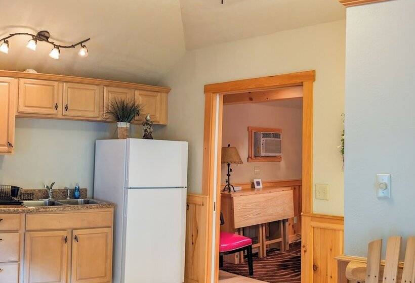 Hinckley's Dreamwood Cottages