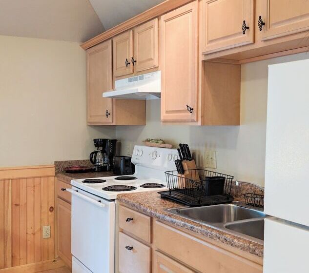 Hinckley's Dreamwood Cottages