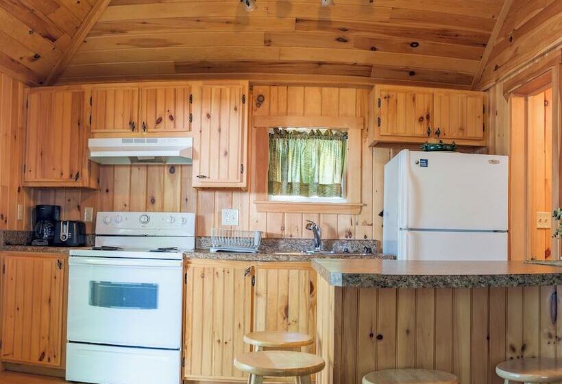 Hinckley's Dreamwood Cottages