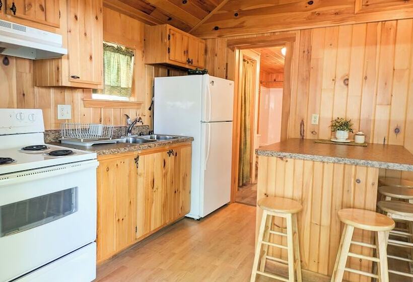 Hinckley's Dreamwood Cottages