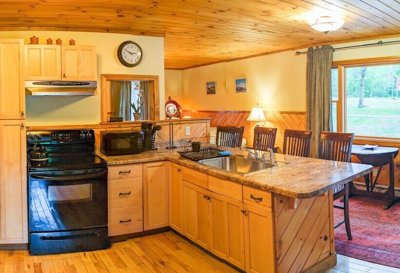 Hinckley's Dreamwood Cottages