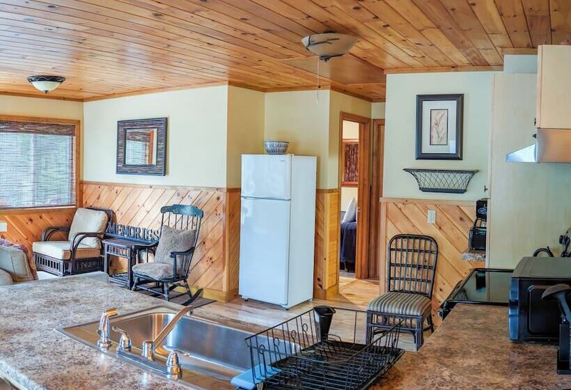 Hinckley's Dreamwood Cottages