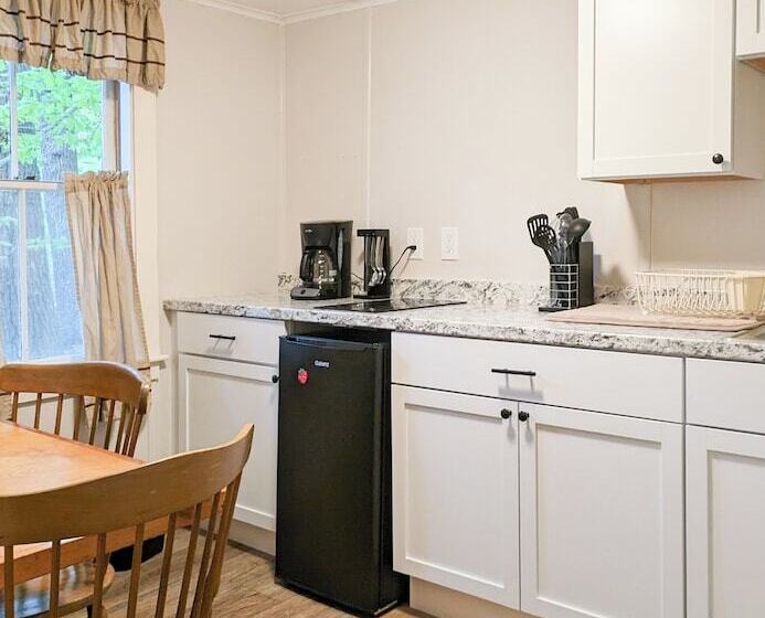 Hinckley's Dreamwood Cottages